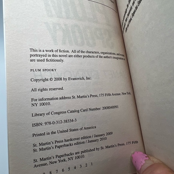 Plum Spooky by Janet EVANOVICH - Picture 5 of 6